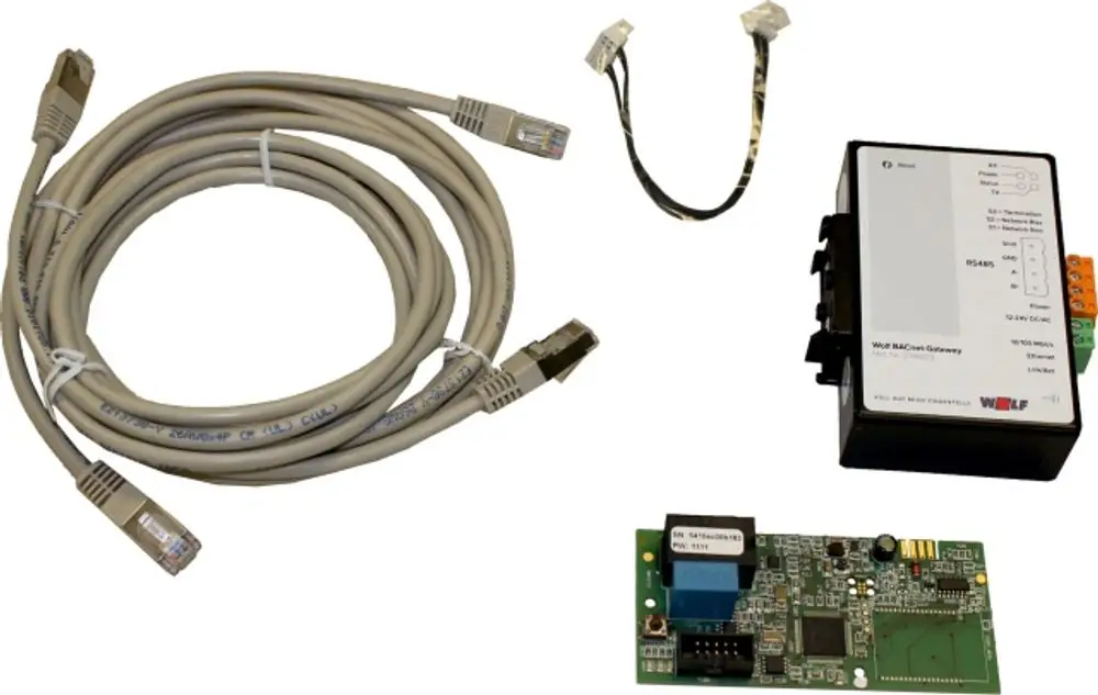 Set bestehend aus einem Wolf Gateway, verschiedenen Kabeln und einer Platine zur Integration von Wolf Heizgeräten in ein BACnet-System.